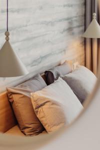 sypialnia z łóżkiem z poduszkami w obiekcie Green Hill Gdynia Orłowo w mieście Gdynia