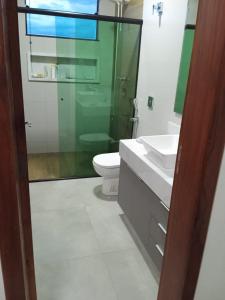 Vonios kambarys apgyvendinimo įstaigoje Casa em bairro Nobre, valor da diária por quarto em casa compartilhada