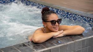 una mujer en una piscina con gafas de sol en Torarica Resort, en Paramaribo