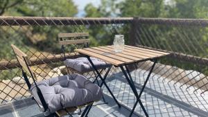 una mesa de madera y 2 sillas en el patio en Terraza de Poqueira en Capileira