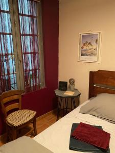 een slaapkamer met een bed en een tafel met een laptop erop bij A 150 pas du Capitole! in Toulouse