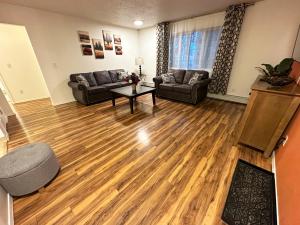 Sala de estar con 2 sofás y mesa en Stay Anchorage! Furnished Two Bedroom Apartments With High Speed WiFi en Anchorage
