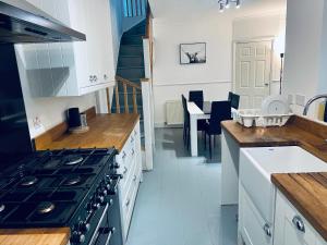 Een keuken of kitchenette bij Four bedroom bungalows with private parkings