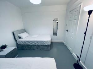 Uma cama ou camas num quarto em Four bedroom bungalows with private parkings