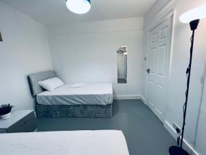 Een bed of bedden in een kamer bij Four bedroom bungalows with private parkings