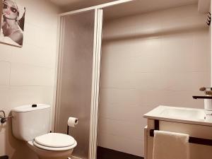 a bathroom with a toilet and a sink at Alojamiento Singular Casa Haraiz in Jaraiz de la Vera