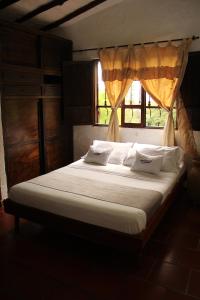 Postel nebo postele na pokoji v ubytování Encantadora cabaña con piscina y jacuzzi en San Gil