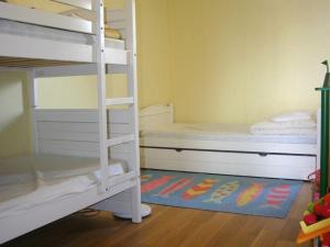 a bunk bed room with two bunk beds and a rug at Appartement 3 pièces en front de mer avec balcons, à Cabourg, proche centre-ville. - FR-1-487-275 in Cabourg