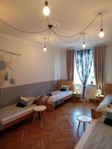 salon z 2 łóżkami i kanapą w obiekcie REAL VIP Hostel w Krakowie