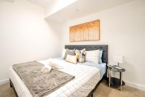 1 dormitorio con 1 cama grande con sábanas blancas en Spacious 2BR Apartment - Stunning View of CN Tower, en Toronto
