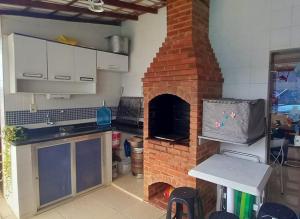 eine Küche mit einem Backsteinofen in einem Zimmer in der Unterkunft Casa com Belas vistas - Muriqui in Mangaratiba