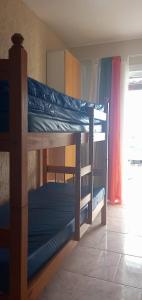 Casa com Belas vistas - Muriqui في مانغاراتيبا: سريرين بطابقين في غرفة مع نافذة