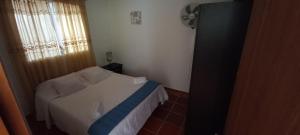 Habitación pequeña con cama y ventana en Apartamento amoblado nuevo en Guadalajara de Buga, en Buga