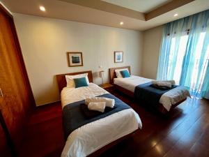- une chambre d'hôtel avec 2 lits dans l'établissement E&M Apartment Luz, à Luz
