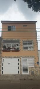 un edificio con dos puertas blancas de garaje. en Apartamento amoblado nuevo en Guadalajara de Buga en Buga