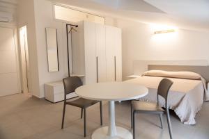 1 dormitorio con 1 cama, mesa y sillas en Il Colle, en Ferentino