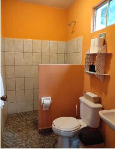 La salle de bains est pourvue de toilettes et d'un lavabo. dans l'établissement KayackHouse, à San Carlos