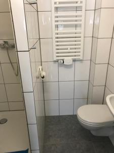 een badkamer met een toilet en een raam bij HOSTEL 66 Bremerhaven Geestland in Imsum