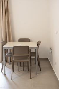 mesa de comedor con 2 sillas y mesa en Il Colle, en Ferentino