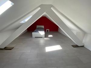 Zimmer mit einem Bett und einem Tisch im Dachgeschoss in der Unterkunft Ferien-& Monteurwohnung in Übach-Palenberg