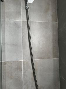 een douche met een douchekop in de badkamer bij Dormitorio en San Miguel in La Paz