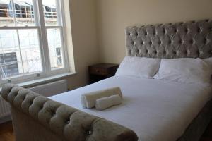 a bedroom with a large bed with a tufted headboard at Silk Hotel in Boston
