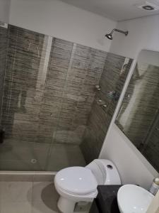 La salle de bains est pourvue d'une douche et de toilettes. dans l'établissement Apto nuevo de 67m2, con todas las comodidades, à Bogotá