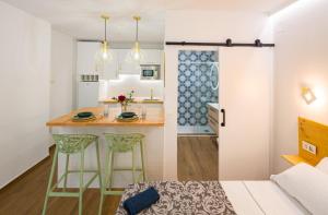 a small kitchen with a small island in a room at Suite Puerto Banus con piscina in Marbella