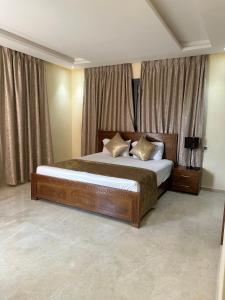 sypialnia z dużym łóżkiem i zasłonami w obiekcie Villa Novia w Marakeszu