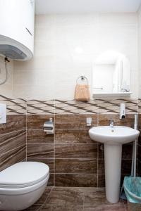 uma casa de banho com um WC e um lavatório em Apartments Blanco em Budva