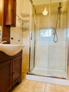 een badkamer met een douche en een wastafel bij Cottage Nonnannita 