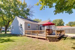 Casa con terraza con sombrilla roja en Green Bay Vacation Rental - Walk to Lambeau Field en Green Bay