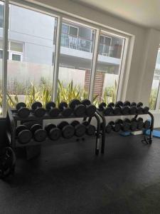 Das Fitnesscenter und/oder die Fitnesseinrichtungen in der Unterkunft Luxury Condo in alMouj 1 bedroom