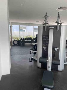 Das Fitnesscenter und/oder die Fitnesseinrichtungen in der Unterkunft Luxury Condo in alMouj 1 bedroom