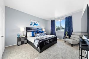 een slaapkamer met een kingsize bed en een stoel bij Beverly Hills Penthouse 2 BR Apt with Parking 407 in Los Angeles