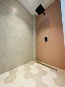 a room with a large wall with a white tile floor at The Nomadic Design Hostel in San Andrés