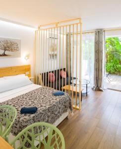 1 dormitorio con 1 cama, mesa y sillas en Suite Puerto Banus con piscina, en Marbella