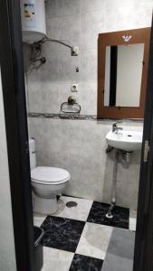 y baño con aseo y lavamanos. en Lunarota Home, en Madrid