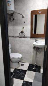 un baño con inodoro y lavabo en Lunarota Home, en Madrid