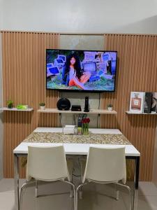 TV i/ili zabavni centar u objektu Makati Luxury Retreat with Wi-Fi and Netflix