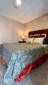 Ένα ή περισσότερα κρεβάτια σε δωμάτιο στο Del Bosque Tj Inn