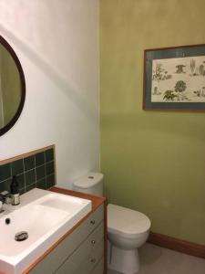 une salle de bain avec des toilettes blanches et un lavabo dans l'établissement The Green Room. South Derbyshire, à Derby 28 autres photos