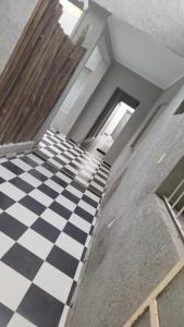 une pièce vide avec un sol en damier noir et blanc dans l'établissement Departamento Mis Nonos 2, à Mendoza