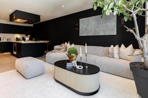 un soggiorno con divano e tavolo di The Edgewater Suites - Park View a Namur