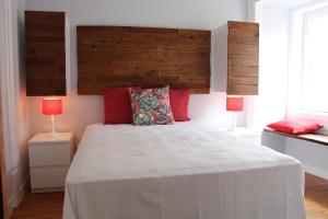 1 dormitorio con 1 cama grande y 2 lámparas en Sé Apartment, en Lisboa