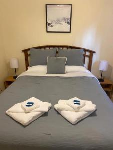 - un lit avec 2 serviettes assises au-dessus dans l'établissement Cozy Private House near Miami Airport - Free parking - 02, à Miami