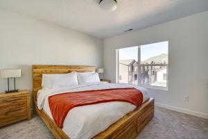 um quarto com uma cama grande e uma janela em Mountain Green Luxury Retreat By Snowbasin Resort! 