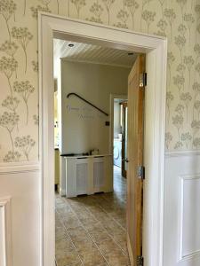 un pasillo con una puerta que conduce a una habitación en The Myles' Self-Catering Cottage - 4 Stars, en Greencastle