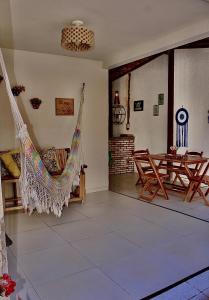 a hammock in the living room of a house at Casa para Temporada Lençóis Ville in Barreirinhas