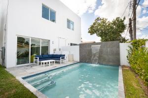 uma piscina no quintal de uma casa em Modern 4-Bedroom Townhouse with Pool! em Miami